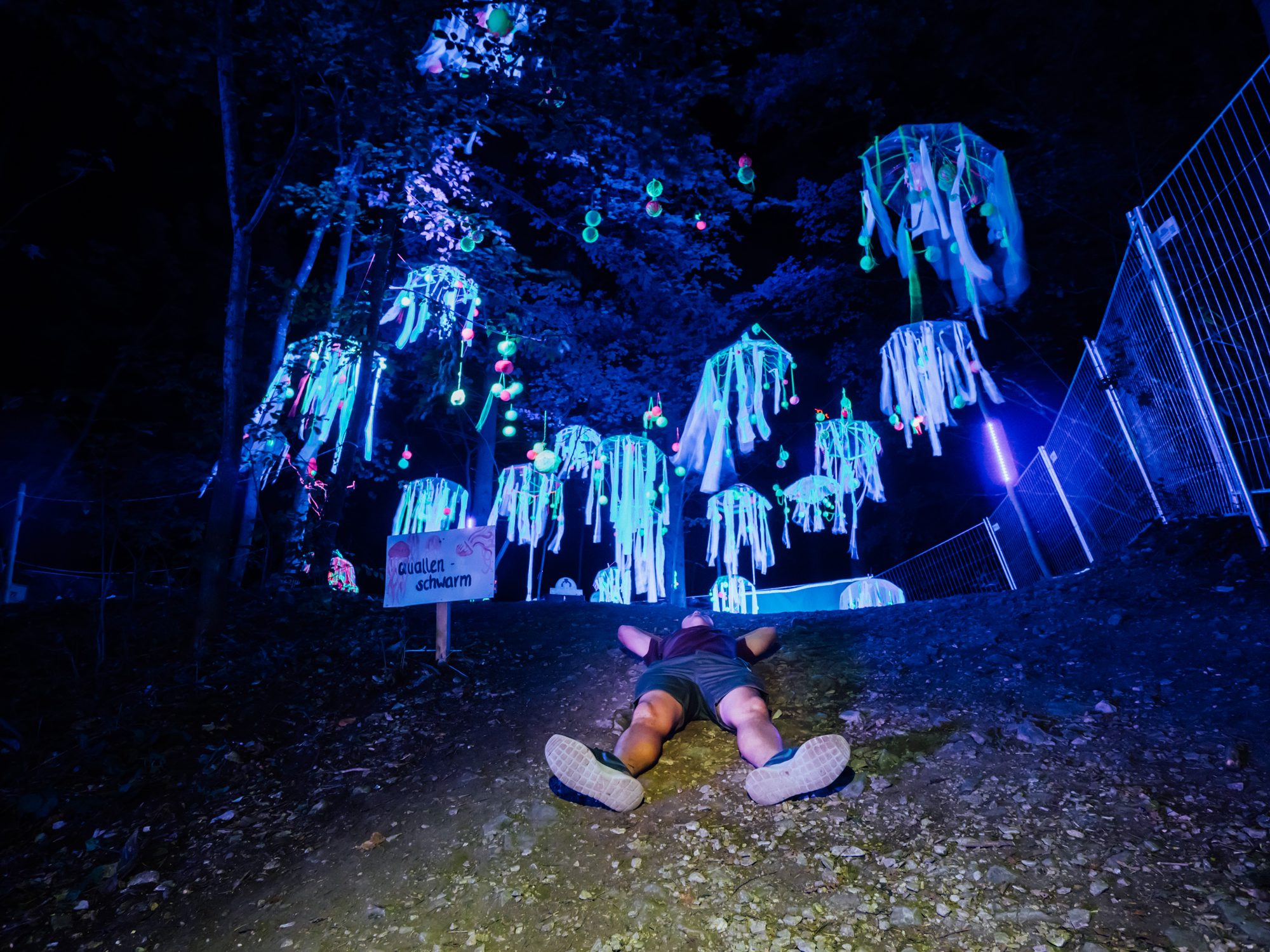 Kunstinstallation mit hängenden Leucht-Objekten bei Nacht am WmG Festival 2017